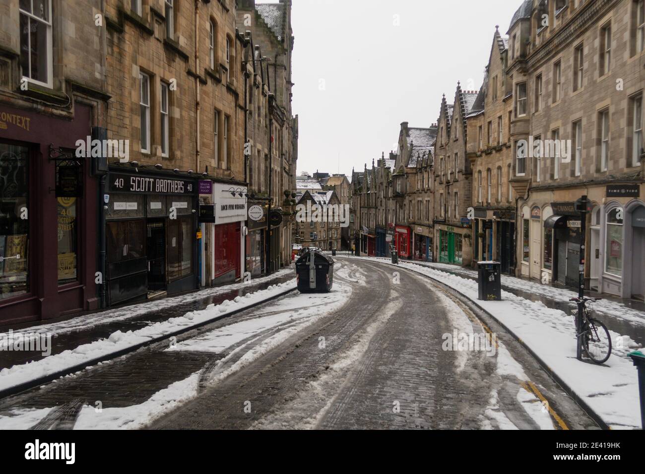 Cockburn Street with snow in Edinburgh, Scotland, UK. Stock Photo
