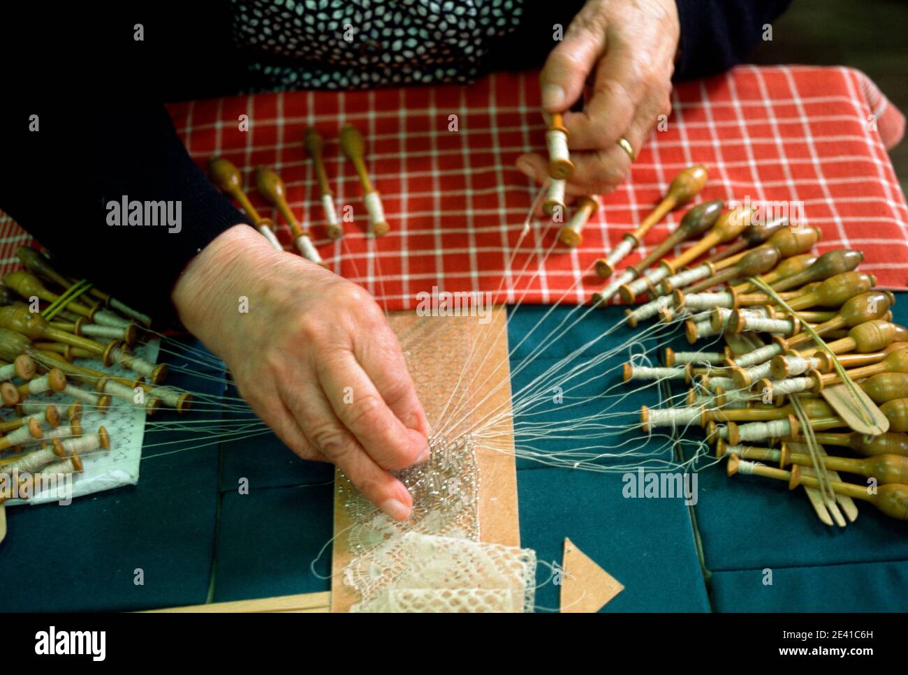 Spitzenklöpplerin bei der Arbeit Stock Photo