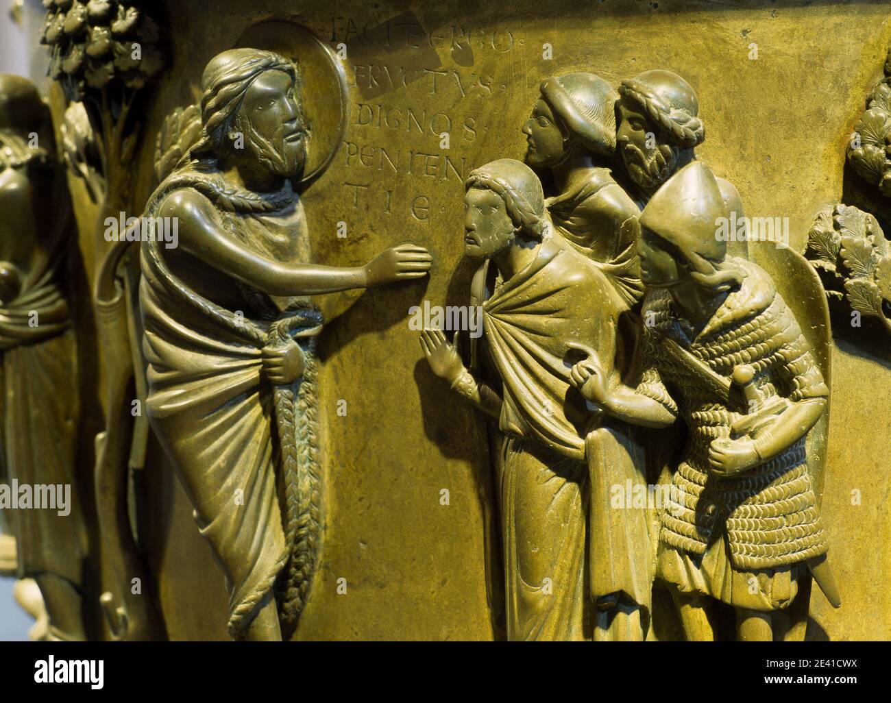 Romanisches Bronzetaufbecken (Detail) Stock Photo