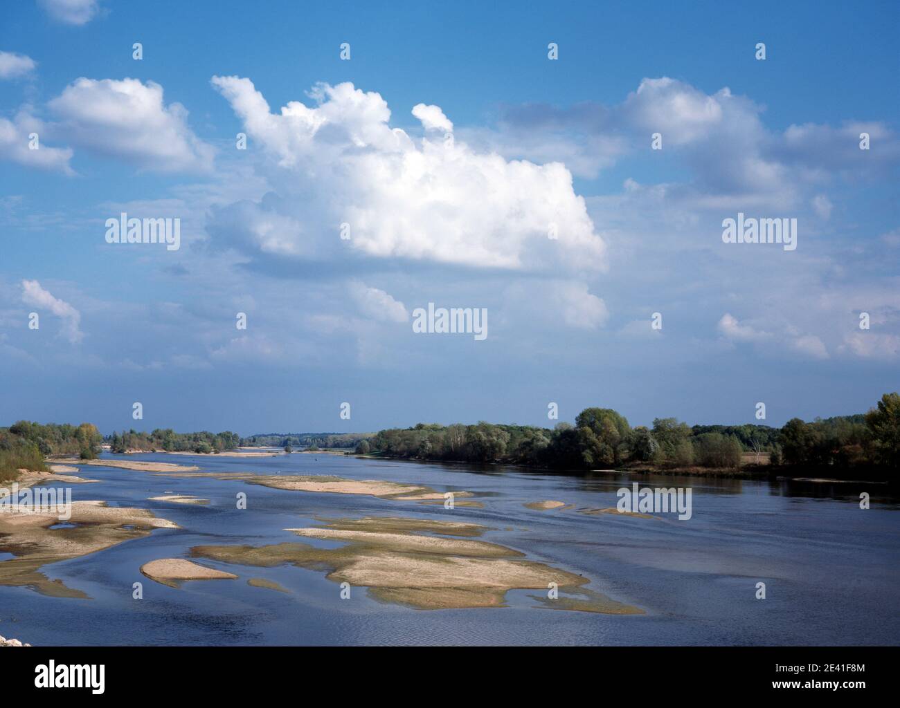Unbegradigter Fluß mit Sandbank Stock Photo