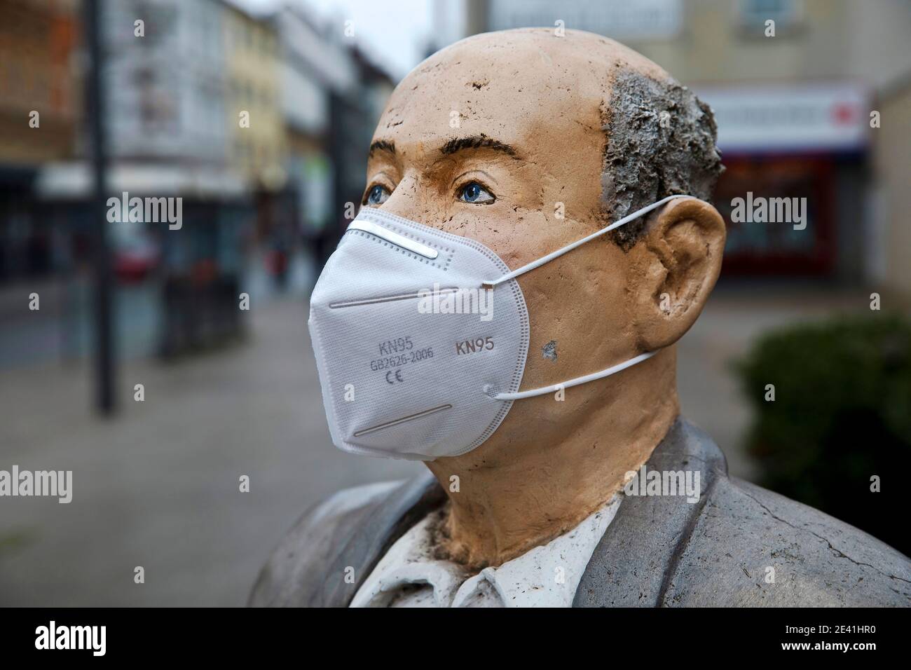 male sculpture with FFP2 mask during the corona pandemic, Germany, North Rhine-Westphalia, Ruhr Area, Witten Stock Photo