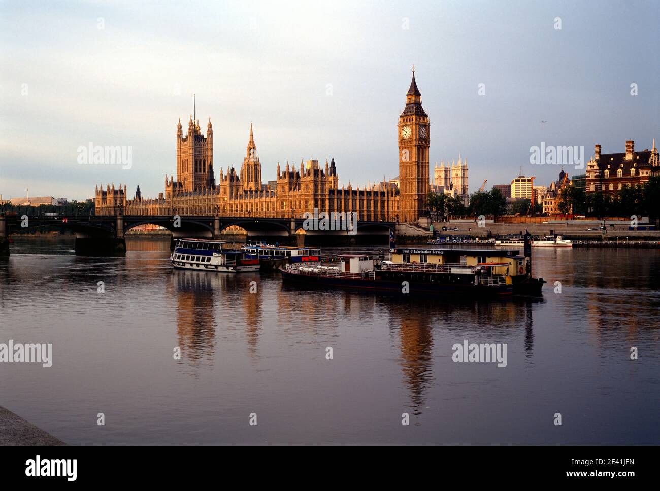 Big Ben und Westminster Abbey, Blick über die Themse Stock Photo