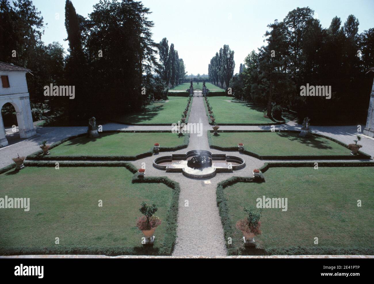 Gartenanlage mit Brunnen Stock Photo Alamy