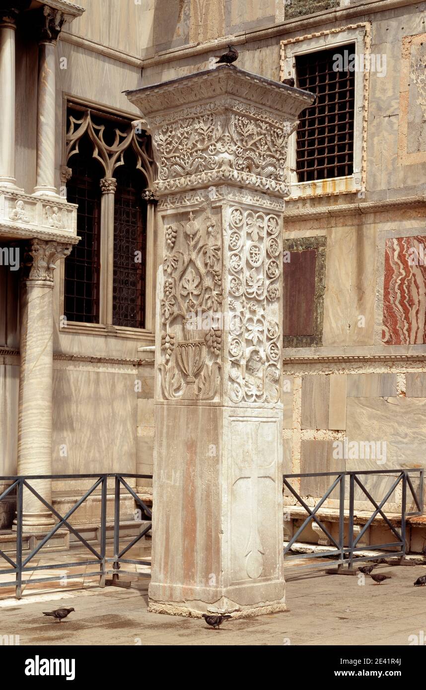 San Marco, Syrischer Mamorpfeiler vor der Südfassade Stock Photo
