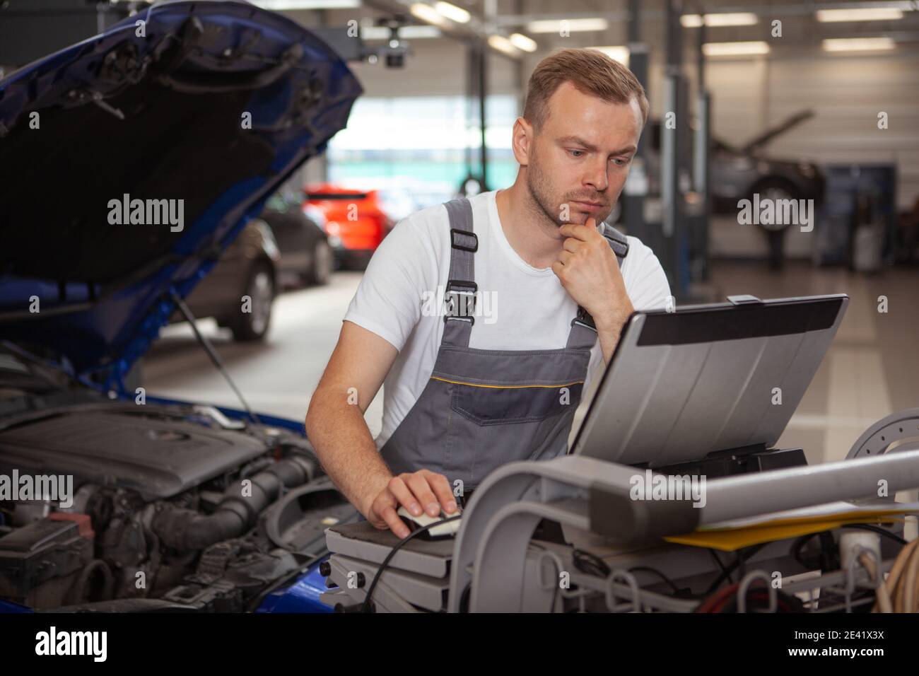 Автомеханик. Гараж автомеханика. Починка автомобиля. Автослесарь. Автосервис автомеханик.
