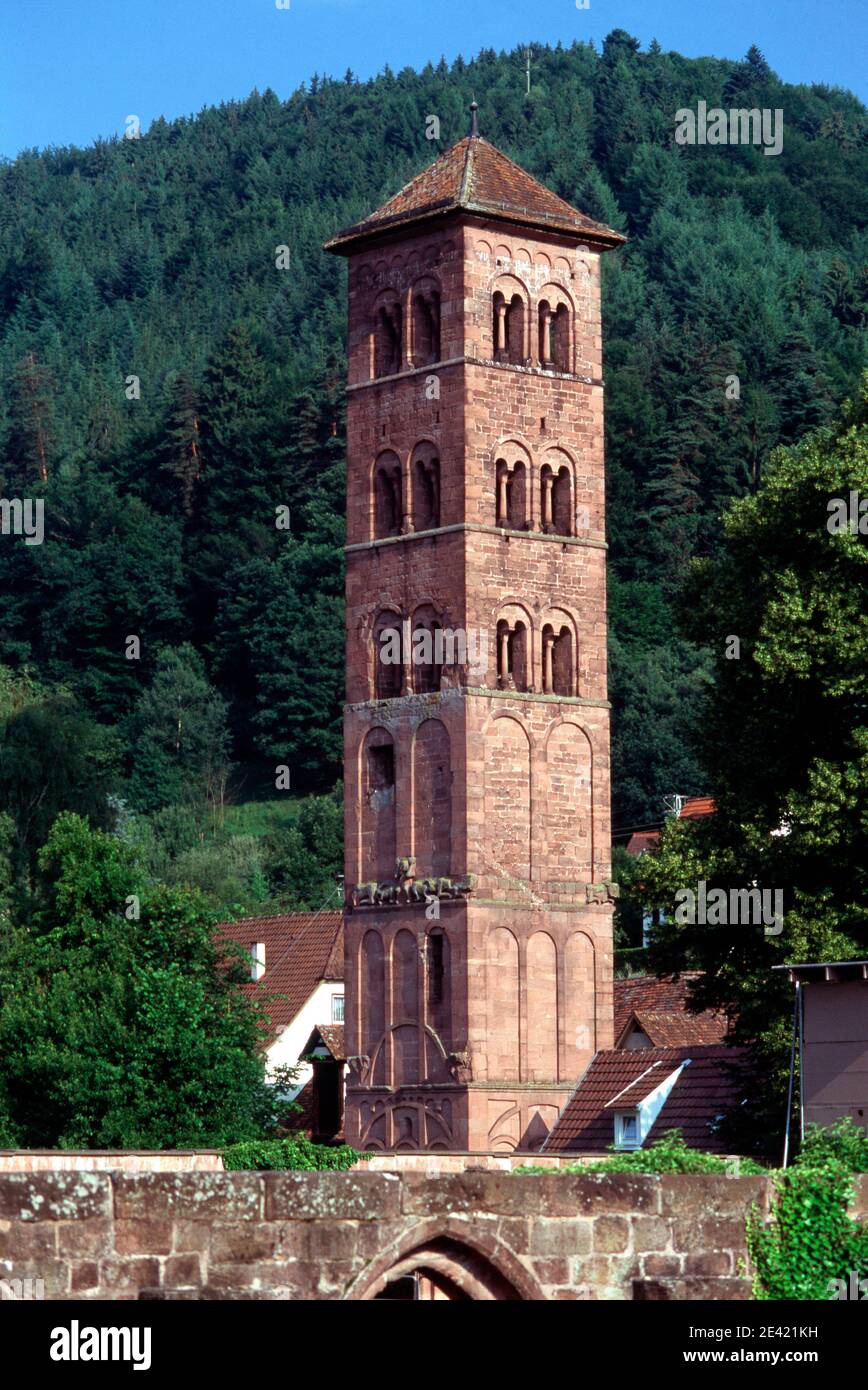 nördlicher Turm der einstmaligen Doppelturmfassade, frühes 12. Jahrhundert Stock Photo