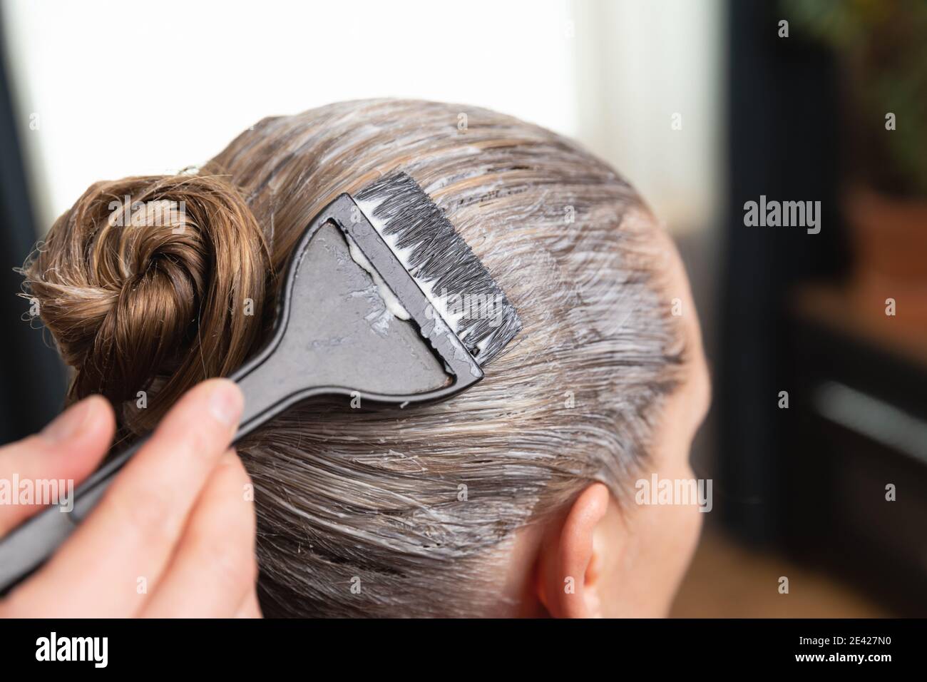 https://c8.alamy.com/comp/2E427N0/hairdresser-applying-bleach-or-hair-color-for-hair-dye-with-a-black-brush-at-home-or-salon-2E427N0.jpg