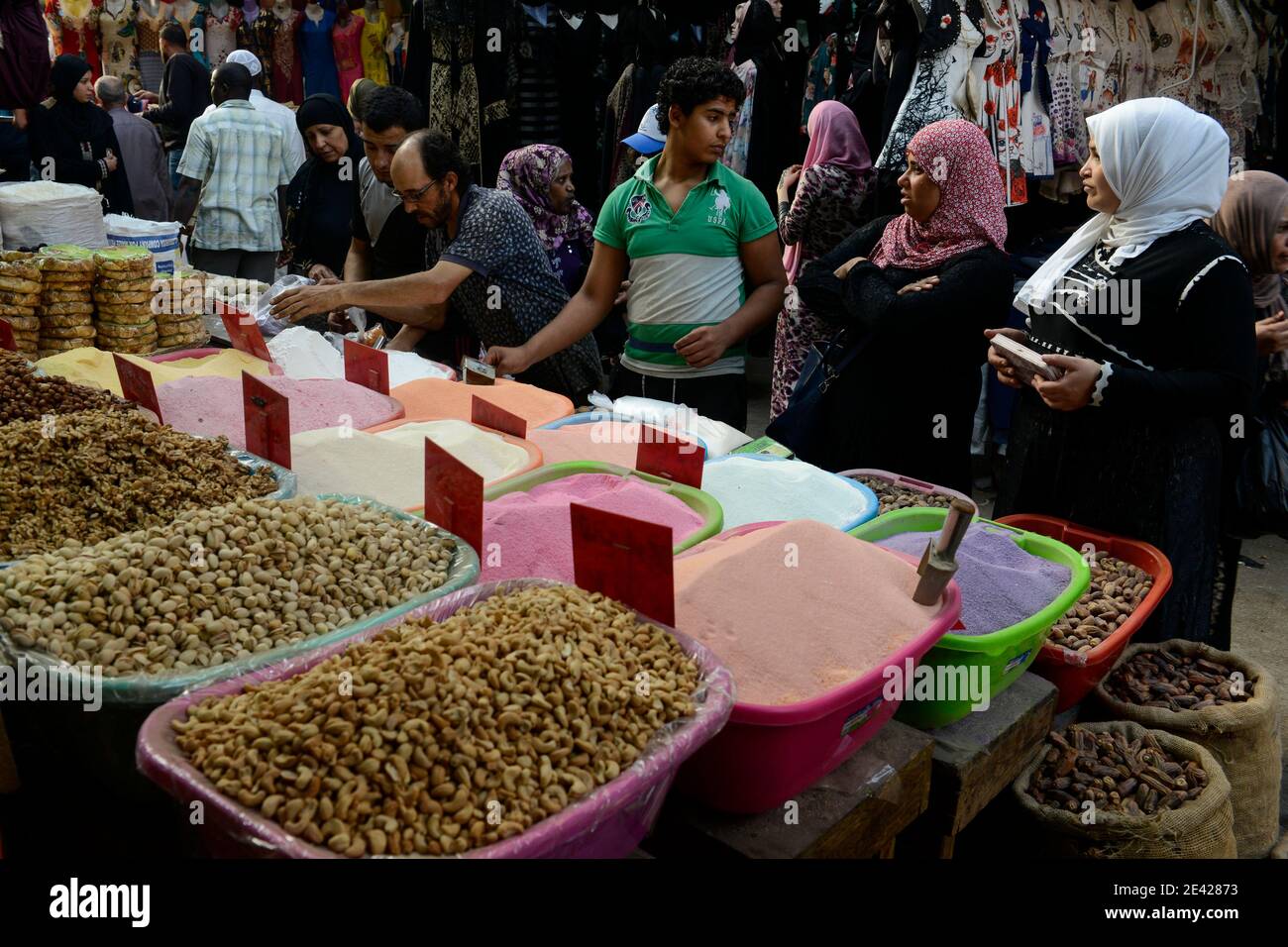 EGYPT, Cairo, bazaar Khan el-Khalili in old town , sale of nuts and food powder / AEGYPTEN, Kairo, Basar Khan el-Khalili in der Altstadt, Verkauf von farbigen Puder, Nüssen und Pistazien Stock Photo