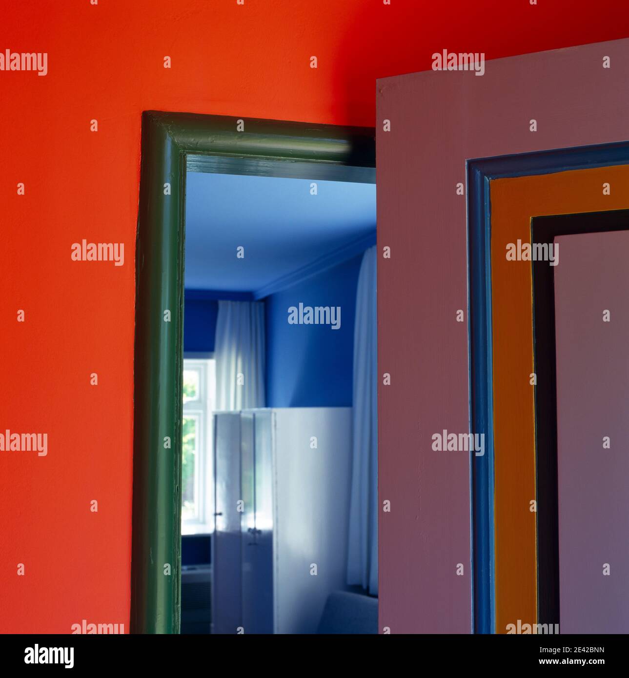 Blick durch das Esszimmer in das blaue Schlafzimmer Stock Photo