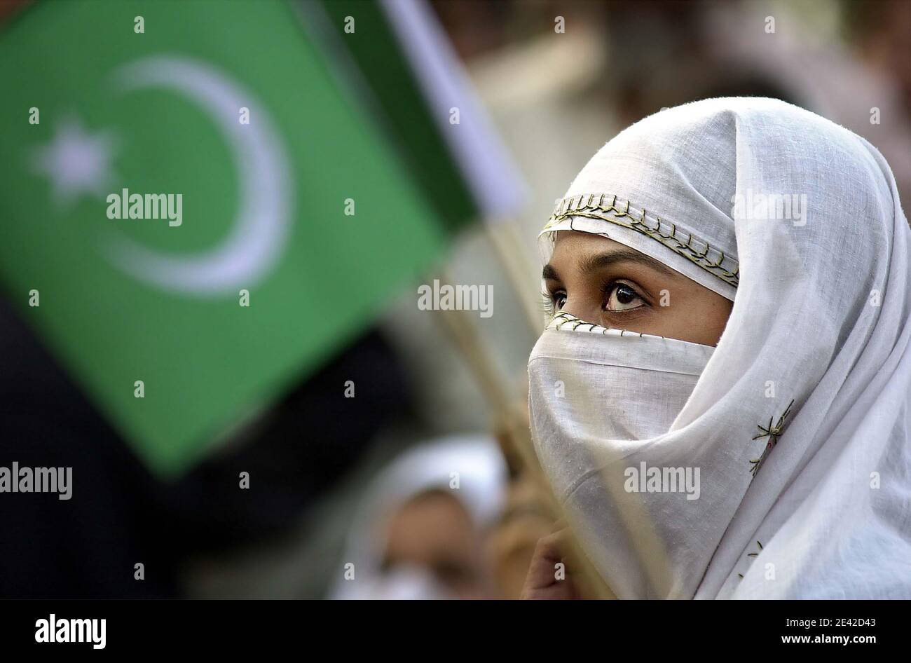 Portrait of a woman wearing a face veil (ruband) traditional islamic dress. Peshawar, Pakistan. Stock Photo