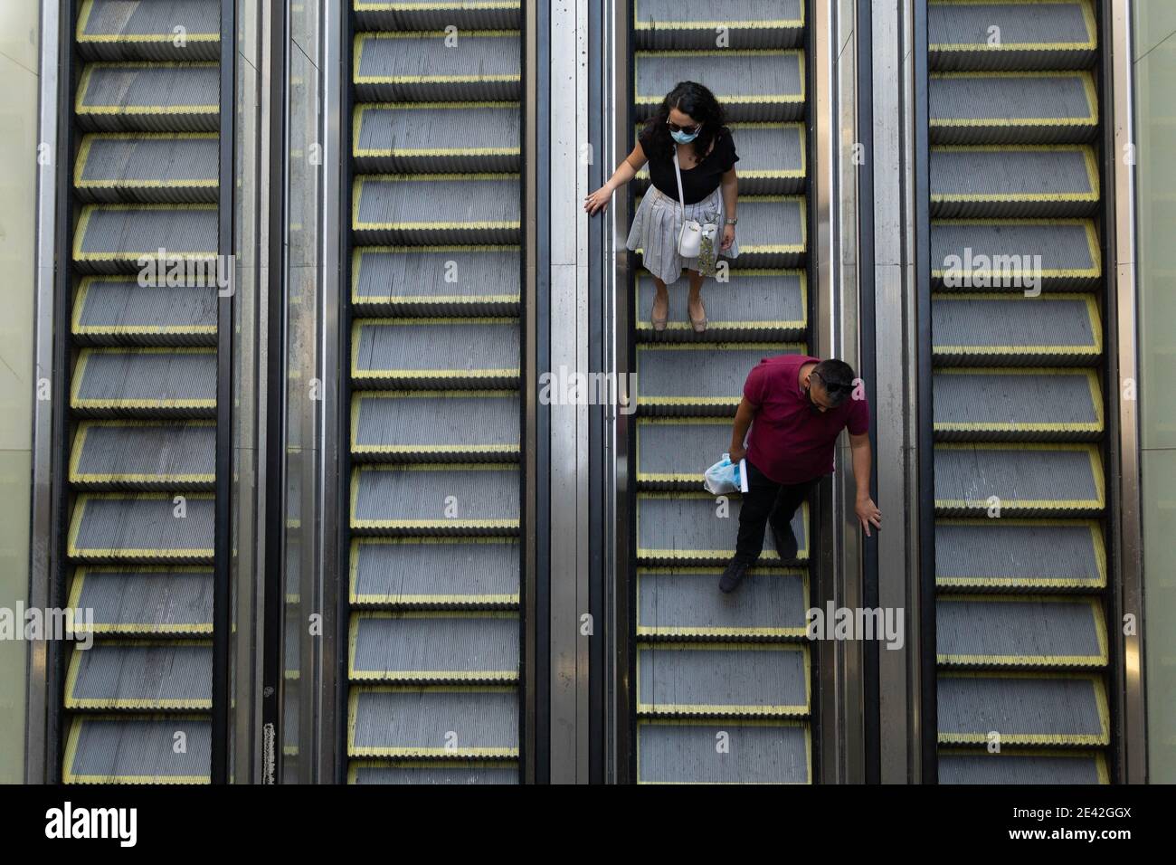 Santiago, Metropolitana, Chile. 21st Jan, 2021. Pedestrians wearing masks, uses the escalator of the Santiago metro, amid the coronavirus pandemic. Credit: Matias Basualdo/ZUMA Wire/Alamy Live News Stock Photo