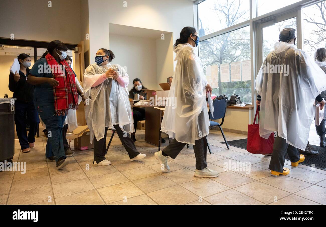 Round Rock, USA. 21st Jan, 2021: South University nursing students dressed in personal protective equipment prepare to administer Moderna COVID-19 vaccine to central Texas lined up at a drive-through clinic. More than 2,000 doses were given at the clinic the previous day as Texas ramps up its vaccine response. Credit: Bob Daemmrich/Alamy Live News Stock Photo