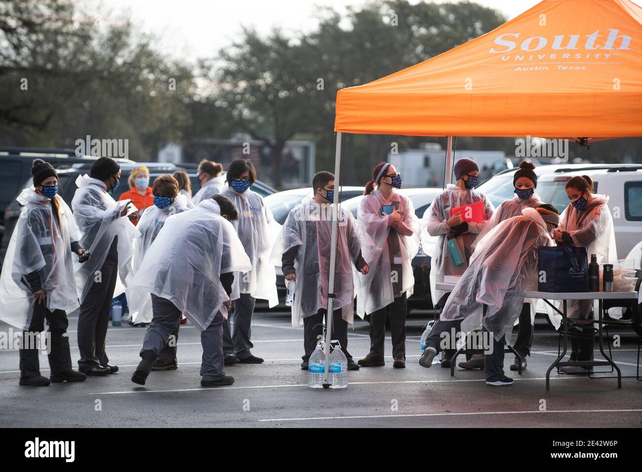 Round Rock, USA. 21st Jan, 2021: South University nursing students dressed in personal protective equipment prepare to administer Moderna COVID-19 vaccine to central Texas lined up at a drive-through clinic. More than 2,000 doses were given at the clinic the previous day as Texas ramps up its vaccine response. Credit: Bob Daemmrich/Alamy Live News Stock Photo