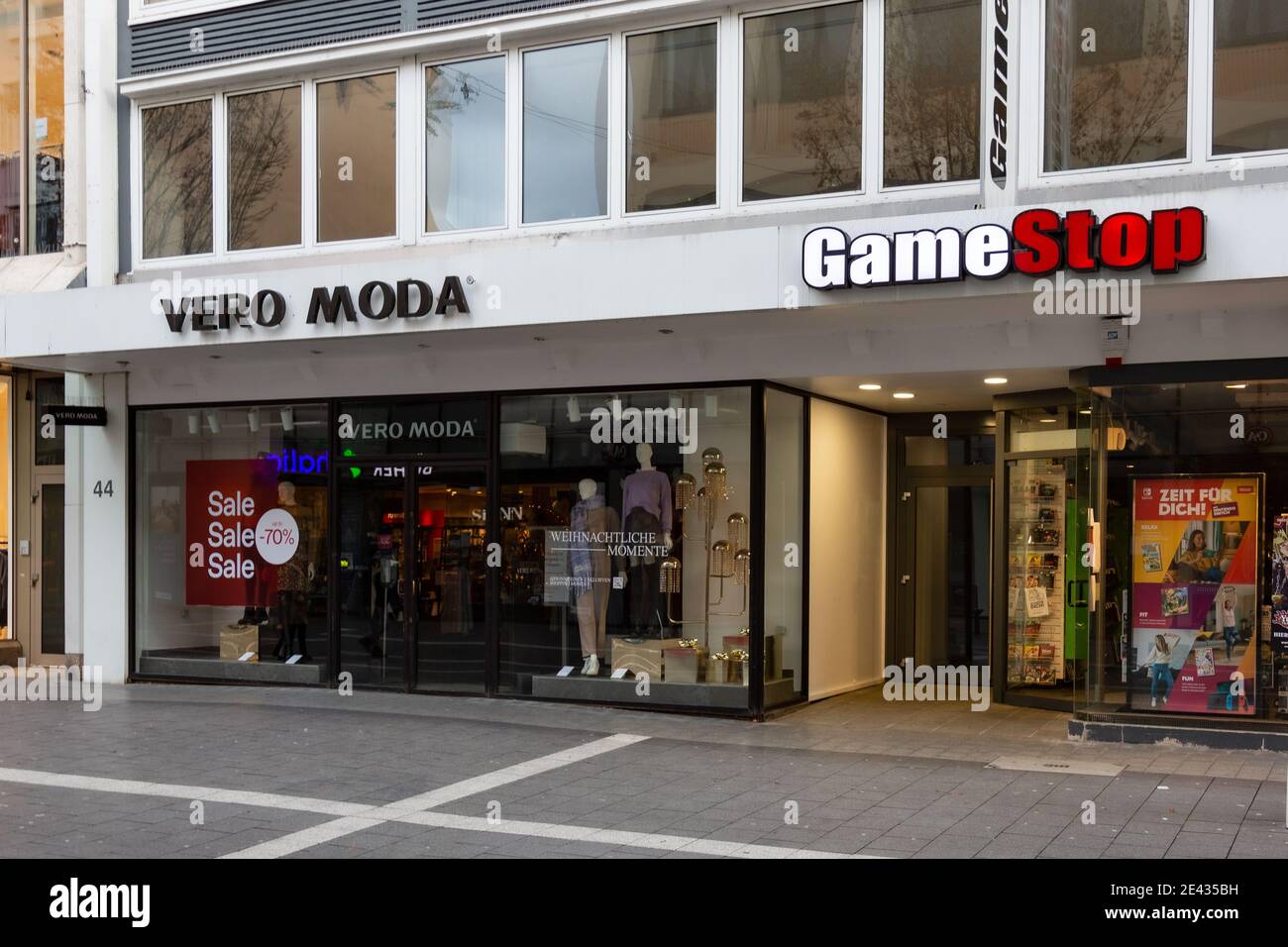 NEUWIED, GERMANY - Dec 29, 2020: Neuwied, Germany - December 29, 2020: facade of the fashion store Vero Moda and a game shop, both closed because of t Stock - Alamy