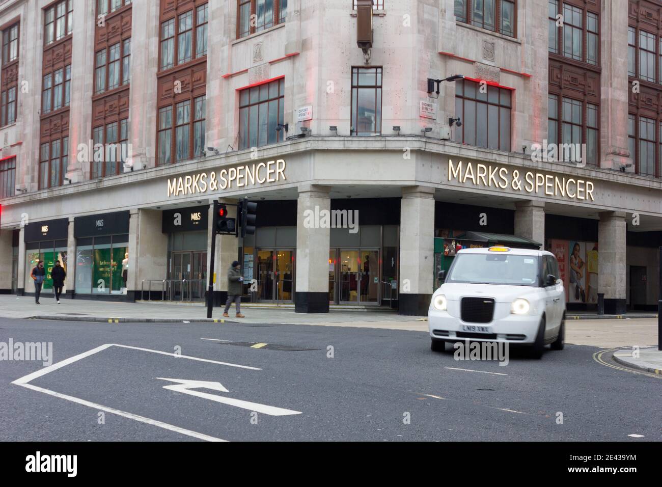 shoppers using taxi delivery from marks and spceners store in oxford street London Stock Photo