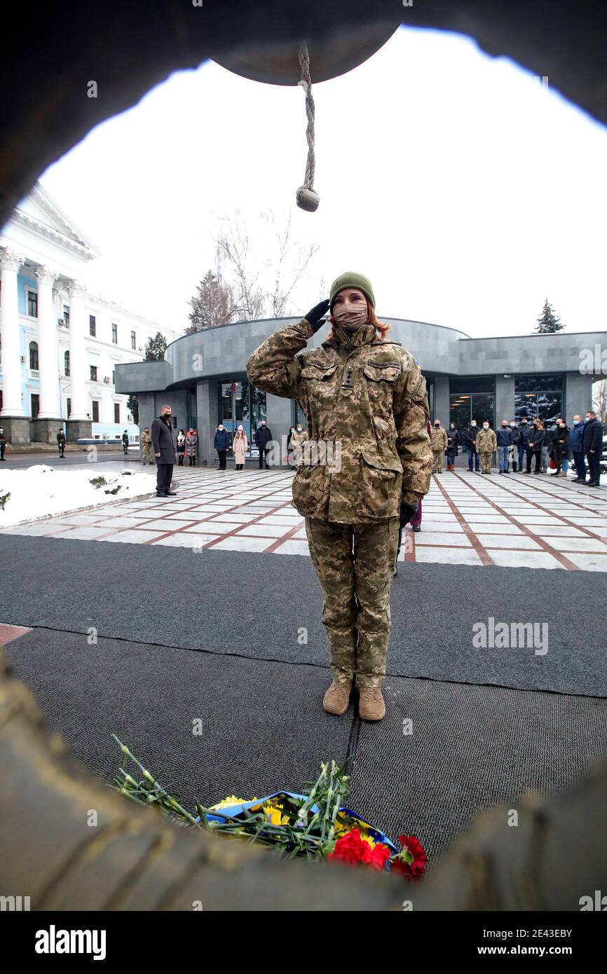 Non Exclusive: KYIV, UKRAINE - JANUARY 21, 2021 - A servicewoman salutes in front of the Bell of Memory during a commemorative ceremony taking place a Stock Photo
