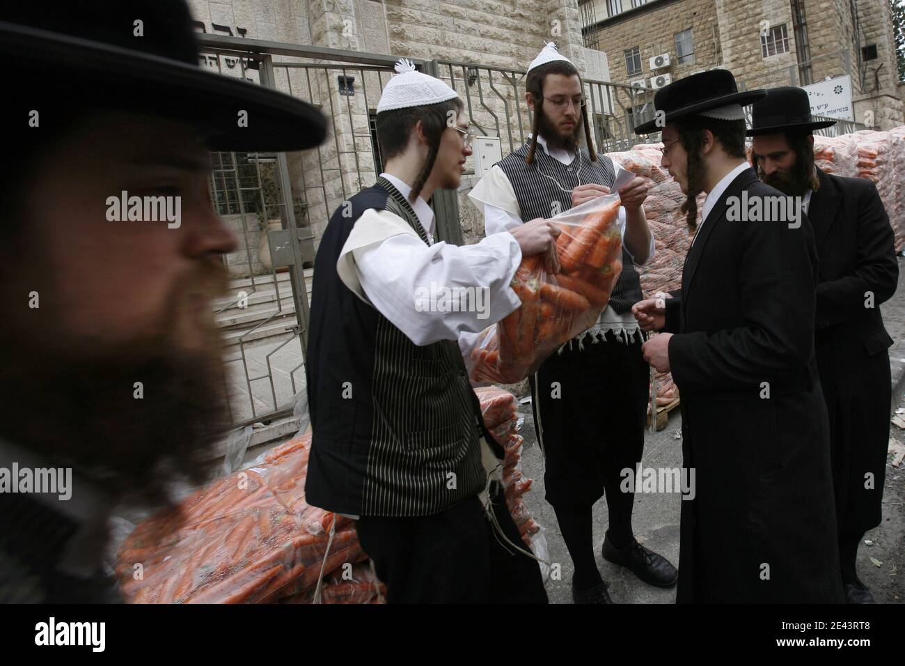 Ultra-Orthodox Jewish men carrie sacks of food for distribution to the needy, for the upcoming Jewish holiday of Passover, in the Mea Shearim neighbourhood of Jerusalem, Israel on April 6, 2009. Passover commemorates the flight of Jews from Ancient Egypt as described in Exodus. According to the account, the Jews did not have time to prepare leavened bread before fleeing to the Promised Land. Photo by Olivier Fitoussi/ABACAPRESS.COM Stock Photo