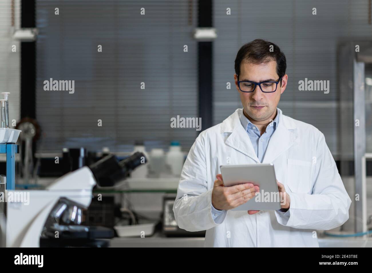Male scientist in white coat hi-res stock photography and images - Alamy