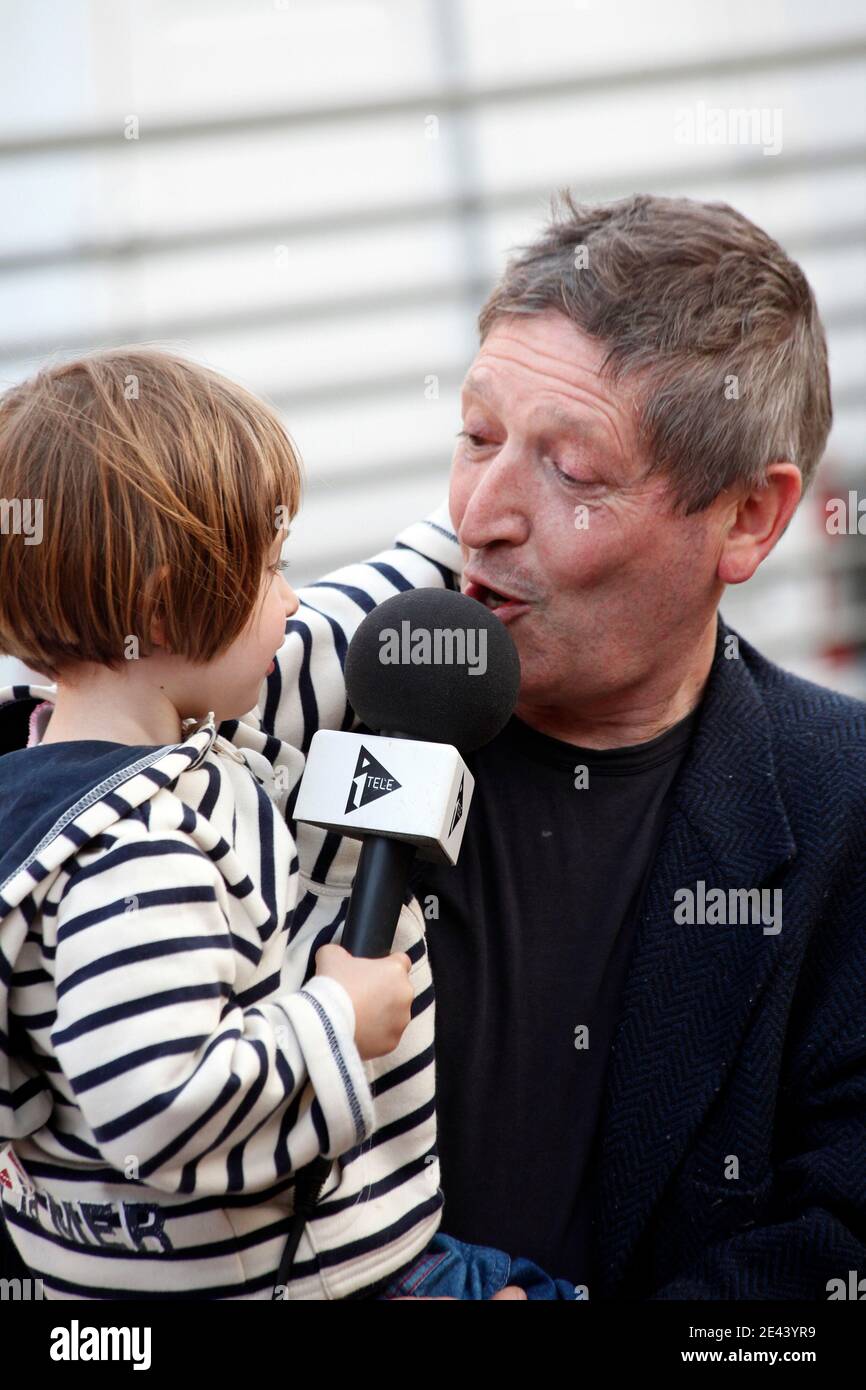 Frenchman Jean-Michel Andre and his 3-year-old daughter Elise pose as they  arrive in Marseille, southern France on April 14, 2009. The young girl, who  was kidnapped last month while walking with her