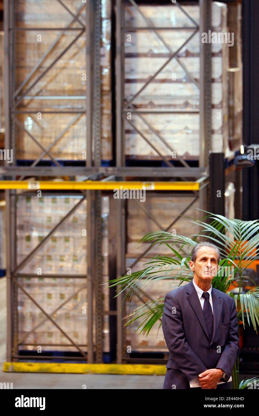 Hubert Falco secretaire d Etat charge de l Amenagement du Territoire visite l usine Dailycer a Montdidier France le 15 Avril 2009. Cette entreprise fabrique les cereales de petit dejeuners pour la gra...