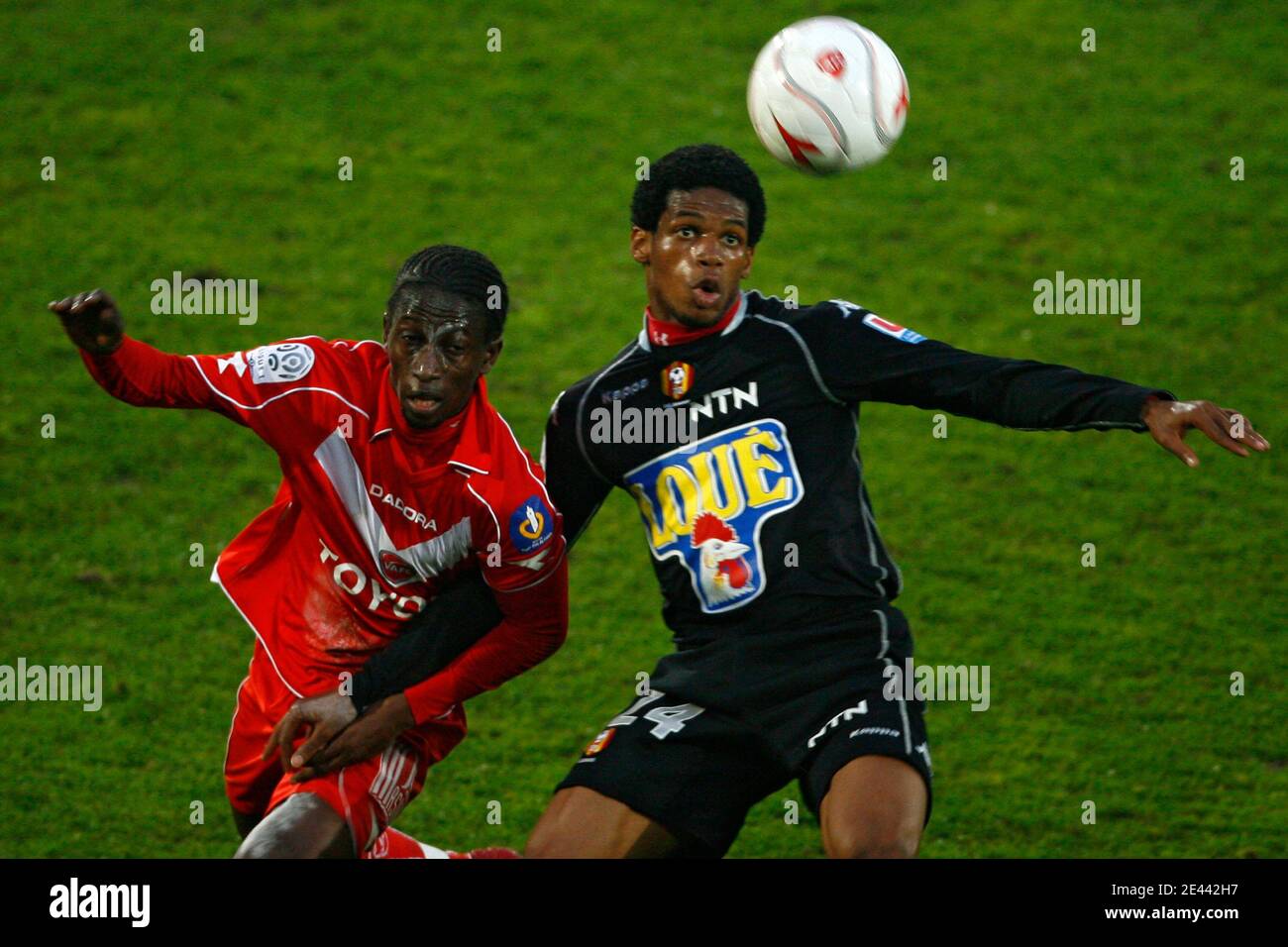 Valenciennes' Amara Karba Bangoura fights for the ball with Le Mans' Ludovic Baal during the French League 1 soccer match Valenciennes vs Le Mans at Nungesser stadium in Valenciennes, France on April 18, 2009. Photo by Mikael LIbert/ABACAPRESS.COM Stock Photo
