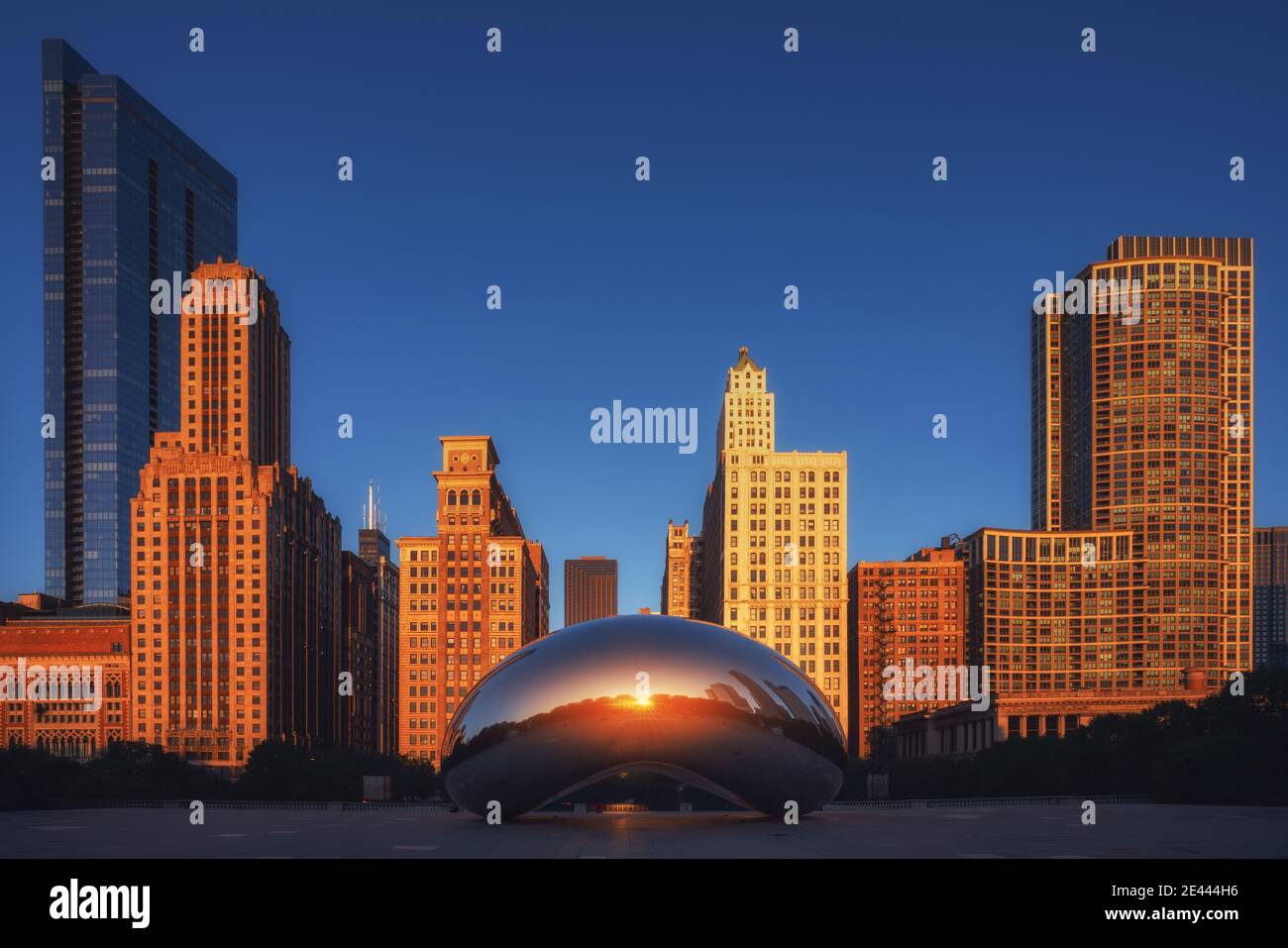 NEW YORK, EEUU - September 21, 2018 - Chicago cityscape with view of famous steel Cloud Gate or Bean sculpture with reflecting surface in Millennium P Stock Photo