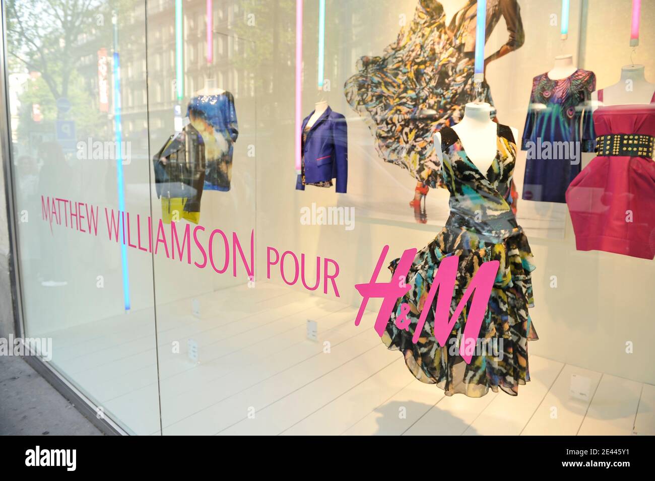 Atmosphere during the Matthew Williamson for H&M collection launch, held at  the H&M store on 54 Boulevard Haussmann in Paris, France, on April 23,  2009. Photo by Edouard Bernaux/ABACAPRESS.COM Stock Photo - Alamy