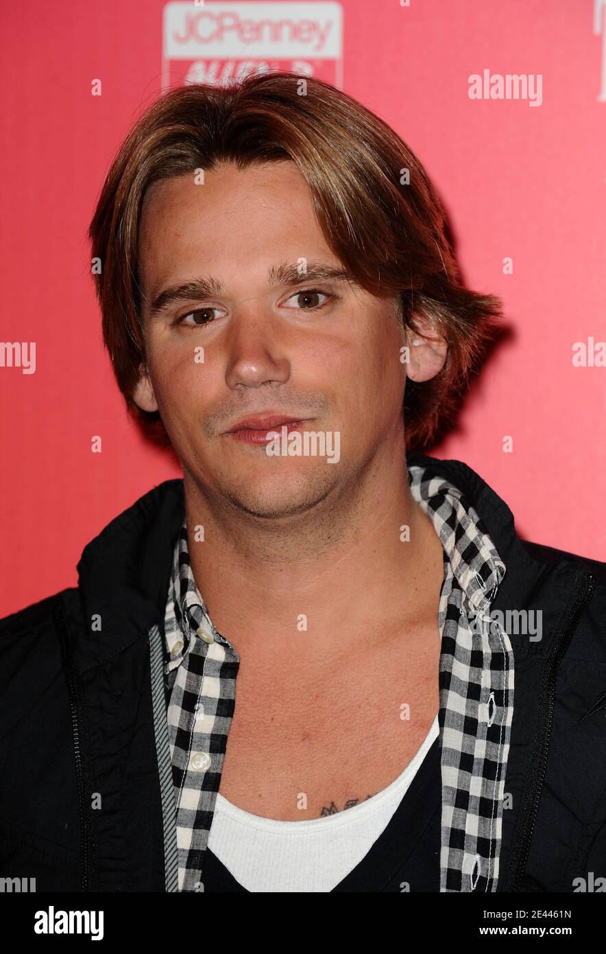 Sean Stewart arriving at the US Weekly Hot Hollywood Style Issue Party