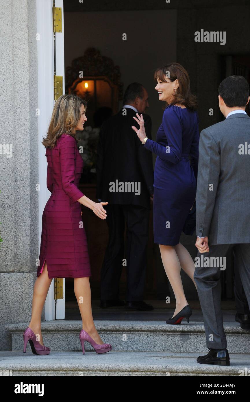 French President Nicolas Sarkozy's wife Carla Bruni-Sarkozy (R) and ...