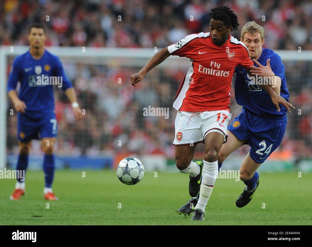 Arsenal's Alexandre Song Billong battles for the ball with Manchester United's Darren Fletcher during the UEFA Champions League soccer match, Semi Final, Second Leg, Arsenal vs Manchester United at the Emirates Stadium in London, UK on May 5, 2009. Manchester United won 3-1. Photo by Steeve McMay/ABACAPRESS.COM Stock Photo