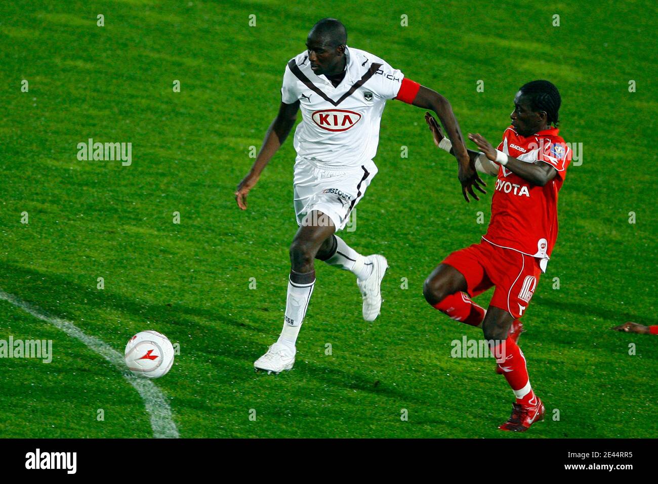 Valenciennes' Bangoura fights for the ball with Bordeaux's Alou Diarra during the French First League soccer match between Valenciennes Football Club (VAFC) and Football Club Girondins de Bordeaux (FCGB) at Nungesser stadium on 13, May 2009. Photo by Mika Stock Photo