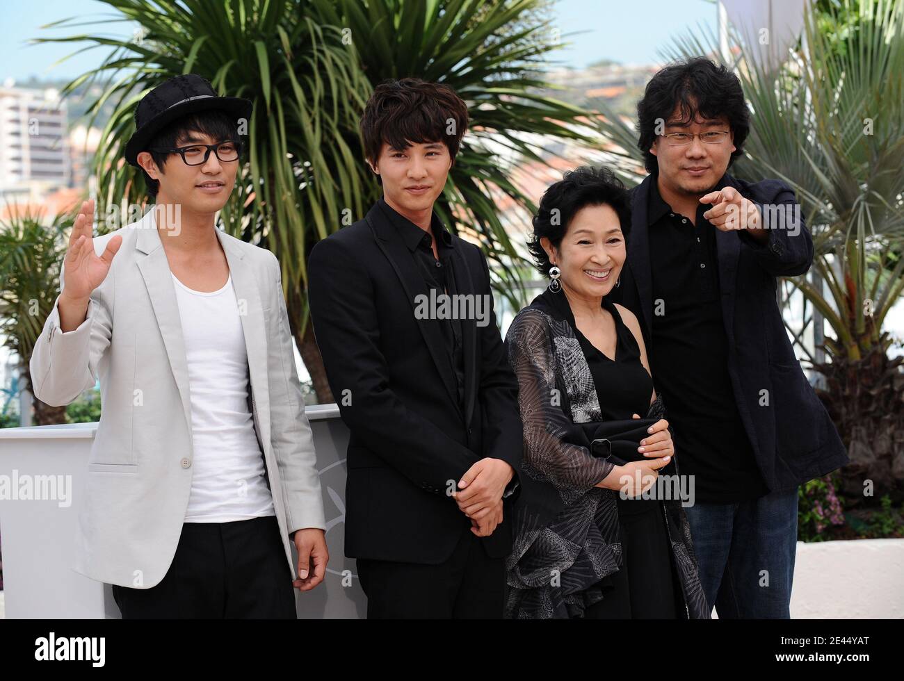'Jin Goo, Won Bin, Kim Hye-Ja and director Bong Joon pose during the photo call of ''Mother'' at the 62nd Cannes Film Festival. Cannes, France, May 16, 2009. Photo by Lionel Hahn/ABACAPRESS.COM' Stock Photo