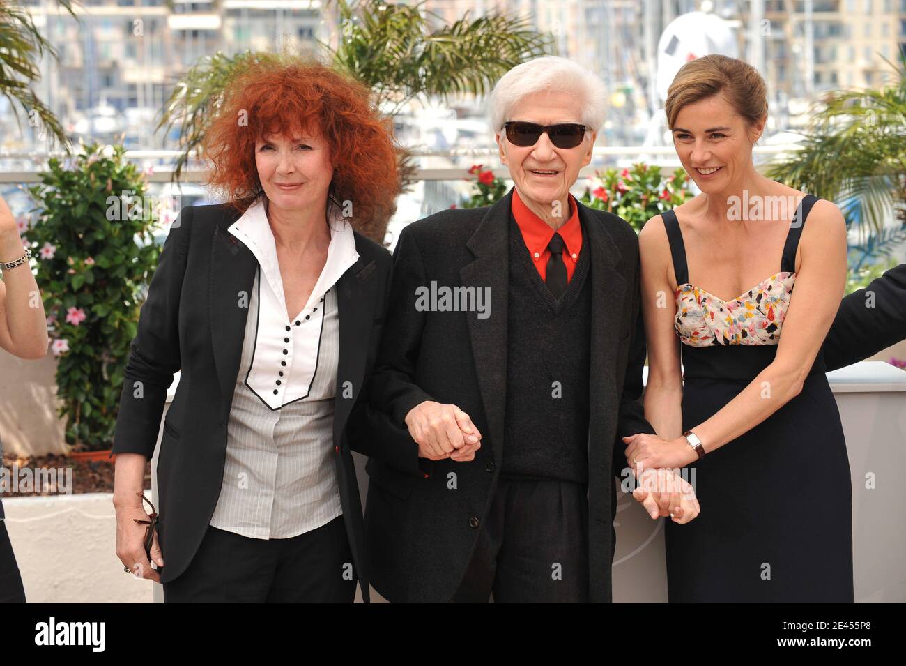 Anne Consigny, Alain Resnais, Sabine Azema attend the 'Les Herbes Folles' Photocall held at the Palais Des Festival during the 62nd International Cannes Film Festival in Cannes, France on May 20, 2009. Photo by Nebinger-Orban/ABACAPRESS.COM Stock Photo