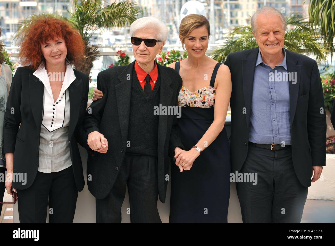 Andre Dussollier, Anne Consigny, Alain Resnais, Sabine Azema and Emmanuelle Devos attend the 'Les Herbes Folles' Photocall held at the Palais Des Festival during the 62nd International Cannes Film Festival in Cannes, France on May 20, 2009. Photo by Nebinger-Orban/ABACAPRESS.COM Stock Photo