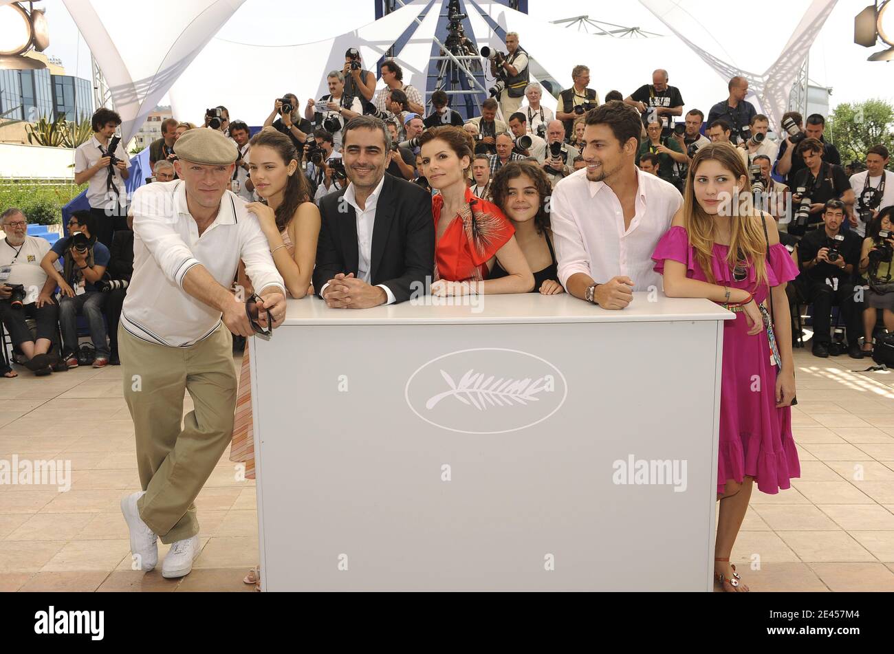 (L-R) Brazilian actors Nathalia Zemel, Caua Raymond, Josefina Schiler and Debora Bloch, Brazilian director Heitor Dhalia, Brazilian actress Laura Neiva and French actor Vincent Cassel attend the photocall for the film 'A Deriva', at the Palais des Festivals during 62nd International Cannes Film Festival in Cannes, France on May 21, 2009. Photo by Nebinger-Orban/ABACAPRESS.COM Stock Photo