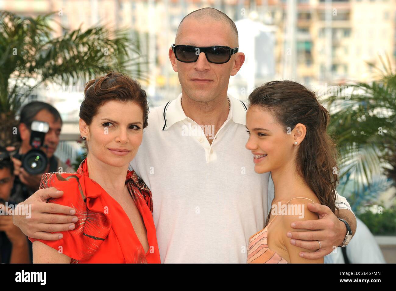 (R-L) Laura Neiva, Vincent Cassel and Debora Bloch attend the photocall for the film 'A Deriva', at the Palais des Festivals during 62nd International Cannes Film Festival in Cannes, France on May 21, 2009. Photo by Nebinger-Orban/ABACAPRESS.COM Stock Photo