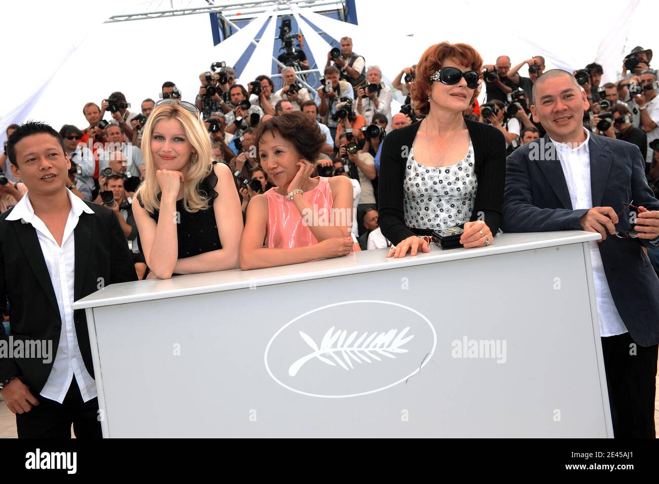 Director Tsai Ming-Liang with actresses Laetitia Casta, Yi-Ching Lu, Fanny Ardent and actor Kang-Sheng Lee attends the 'Face' Photocall held at the Palais Des Festival during the 62nd International Cannes Film Festival in Cannes, France on May 23, 2009. Photo by Nebinger-Orban/ABACAPRESS.COM Stock Photo