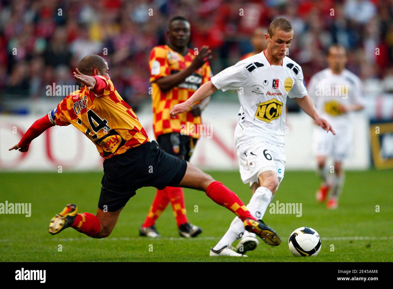 Lens' Eric Chelle fights for the ball with Boulogne's Antoine Devaux during  the French League 2 soccer match between Racing Club de Lens (RCL) and US  Boulogne Cote d'Opale (USBCO) at Felix