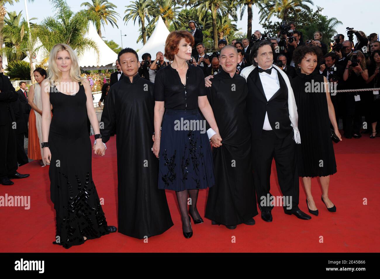 'Yi-Ching Lu, Jean-Pierre Leaud, Ming-liang Tsai, Fanny Ardant, Kang-sheng Lee and Laetitia Casta attend the screening of ''Visage'' at the 62nd Cannes Film Festival. Cannes, France, May 23, 2009. Photo by Lionel Hahn/ABACAPRESS.COM' Stock Photo