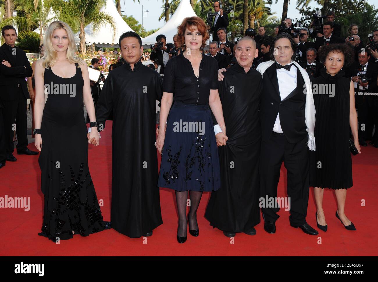 'Yi-Ching Lu, Jean-Pierre Leaud, Ming-liang Tsai, Fanny Ardant, Kang-sheng Lee and Laetitia Casta attend the screening of ''Visage'' at the 62nd Cannes Film Festival. Cannes, France, May 23, 2009. Photo by Lionel Hahn/ABACAPRESS.COM' Stock Photo