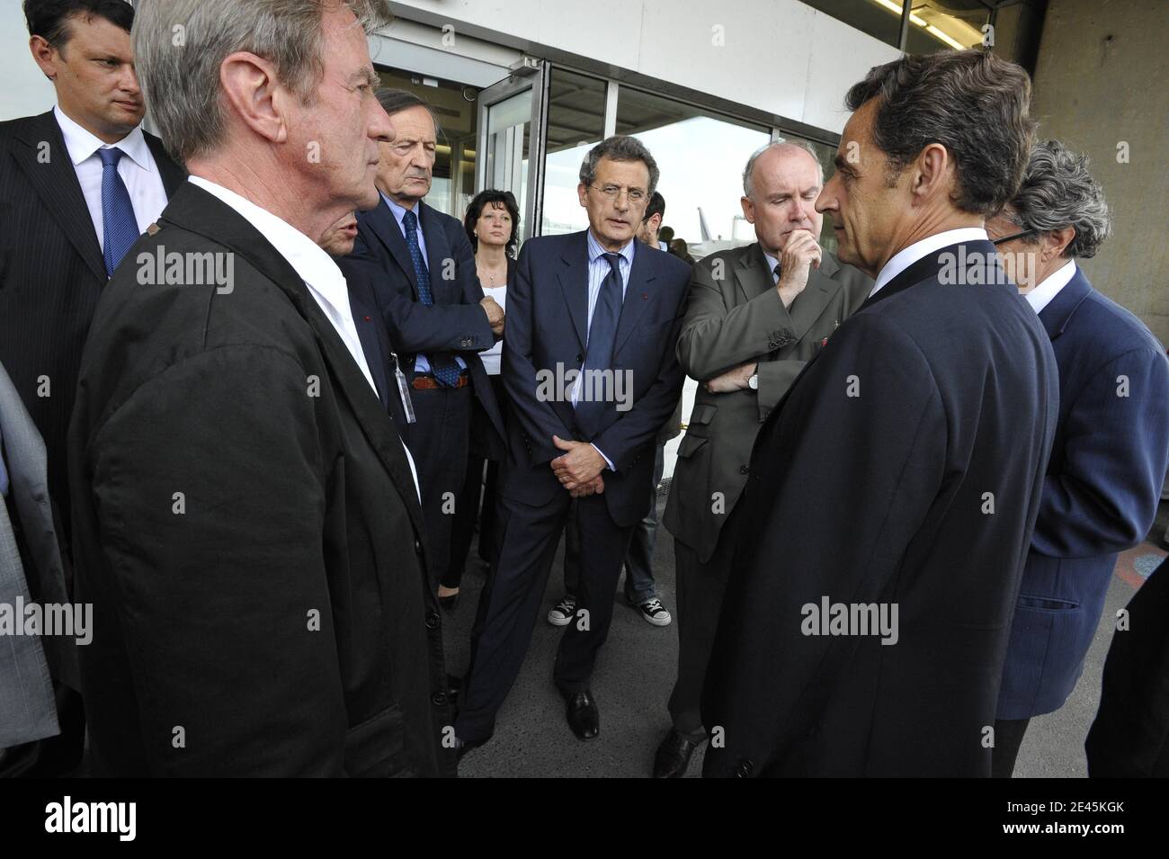 French president Nicolas Sarkozy flanked by French Minister of Foreign and European Affairs Bernard Kouchner, Environment Minister Jean-Louis Borloo, Junior Minister for Transport Dominique Bussereau speaks to Air France-KLM group chairman and CEO Jean-Cyril Spinetta and French airline company Air France general director Pierre-Henri Gourgeon (no seen) at the Charles-de-Gaulle airport in Roissy, northern suburb of Paris on June 1, 2009 after an Air France passenger jet with 228 people on board dropped off radar over the Atlantic ocean off the Brazilian coast. Air traffic control lost contact w Stock Photo