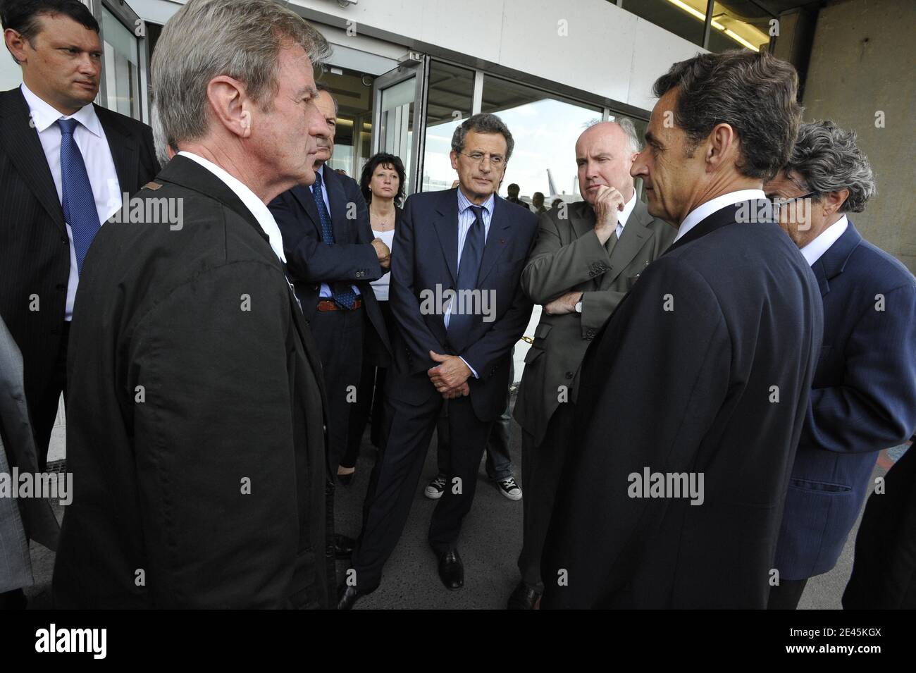 French president Nicolas Sarkozy flanked by French Minister of Foreign and European Affairs Bernard Kouchner, Environment Minister Jean-Louis Borloo, Junior Minister for Transport Dominique Bussereau speaks to Air France-KLM group chairman and CEO Jean-Cyril Spinetta and French airline company Air France general director Pierre-Henri Gourgeon (no seen) at the Charles-de-Gaulle airport in Roissy, northern suburb of Paris on June 1, 2009 after an Air France passenger jet with 228 people on board dropped off radar over the Atlantic ocean off the Brazilian coast. Air traffic control lost contact w Stock Photo