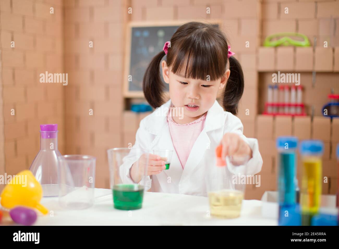 Experiment Play young girl play science experiments for homeschooling Stock Photo - Alamy