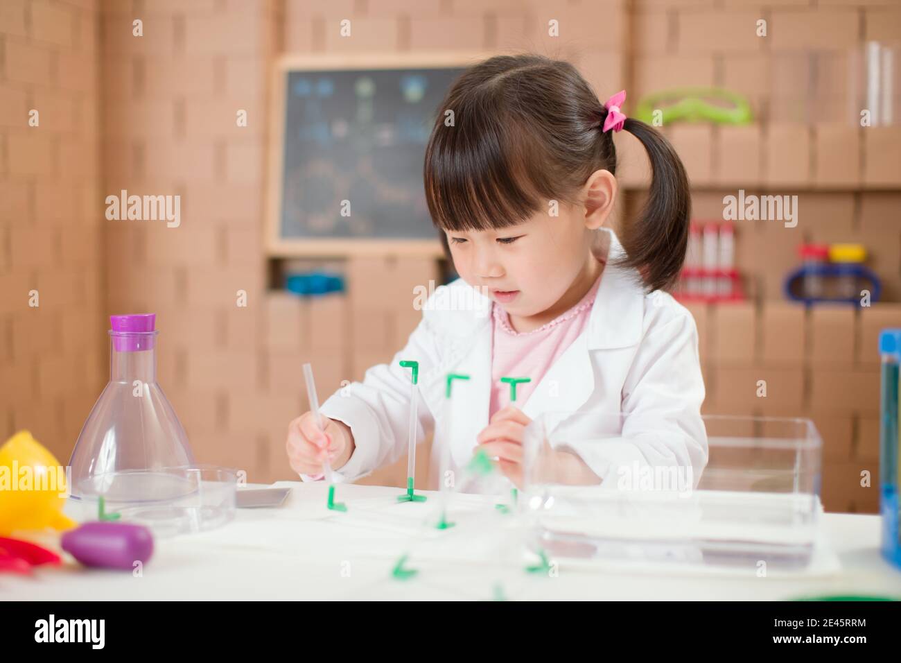 Experiment Play young girl play science experiments for homeschooling Stock Photo - Alamy