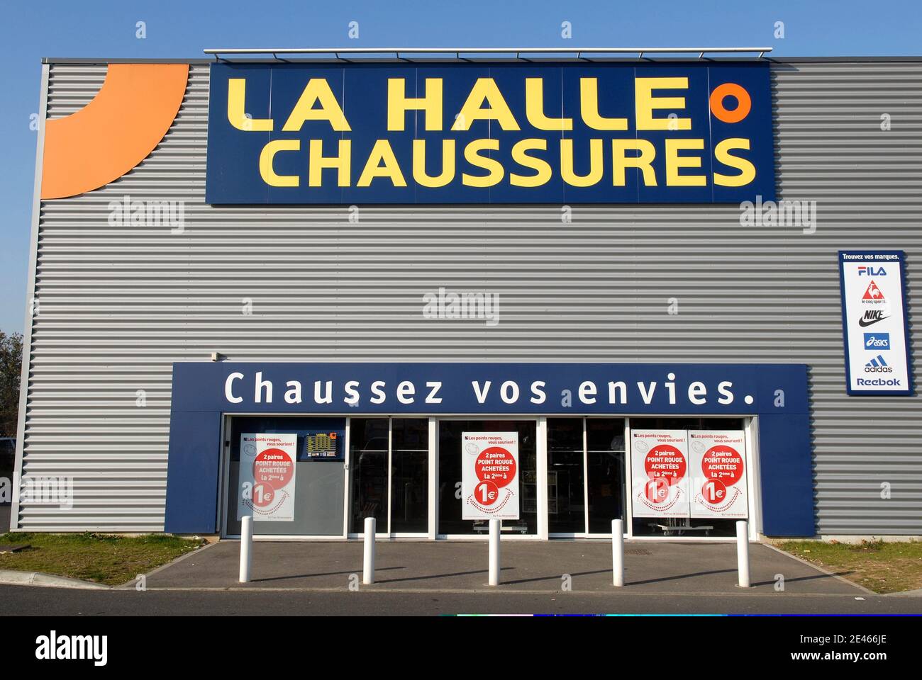 La Halle O Chaussures sign board in France. Photo by Philippe  Montigny/ABACAPRESS.COM Stock Photo - Alamy