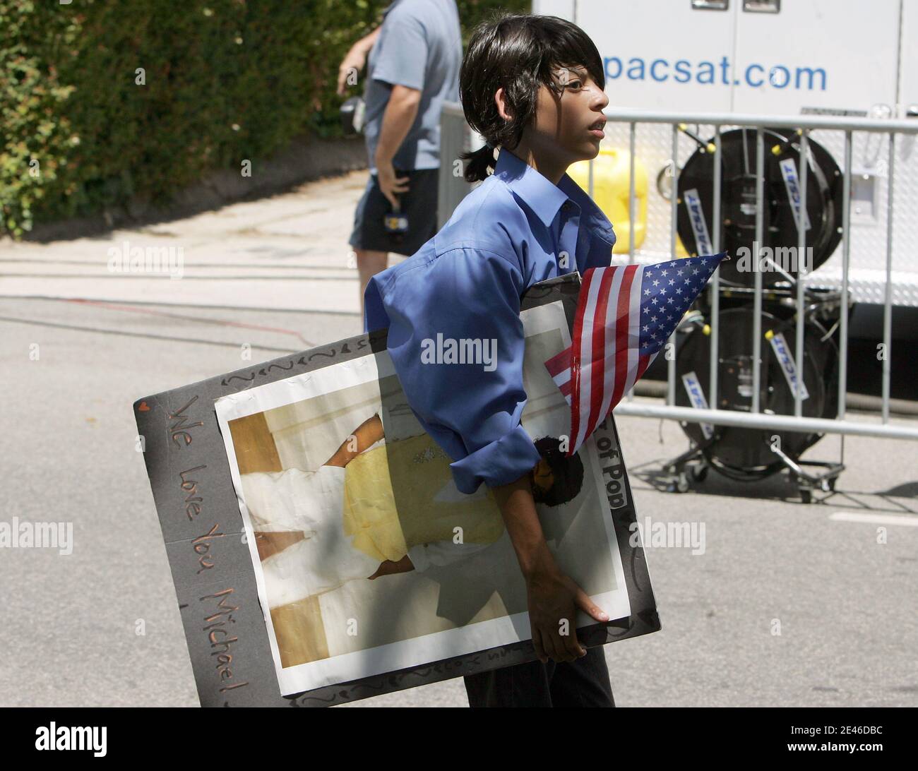 A handful of Michael Jackson fans show up outside the star's hotel. London,  England - 04.03.09 Stock Photo - Alamy