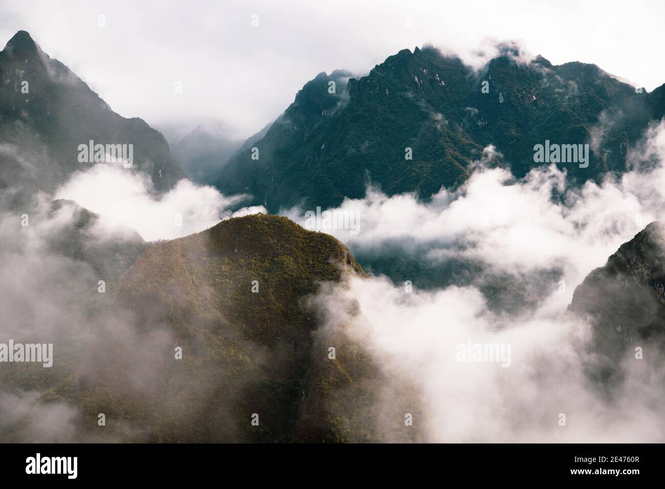 Fog blanketed peaks hi-res stock photography and images - Alamy