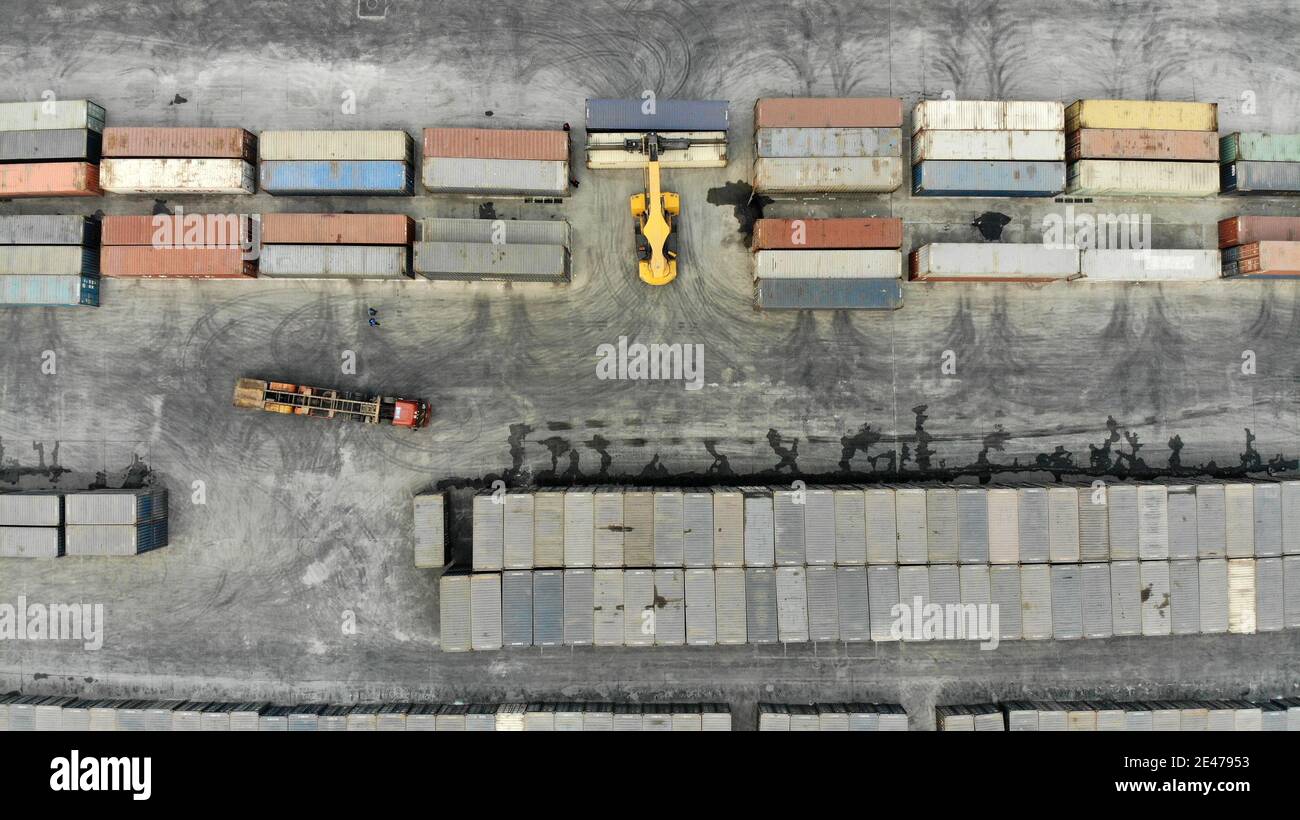 210122) -- JINAN, Jan. 22, 2021 (Xinhua) -- Aerial photo taken on Jan. 21,  2021 shows staff members of the China Railway Jinan Group Co., Ltd. moving  cargo for trains to Europe
