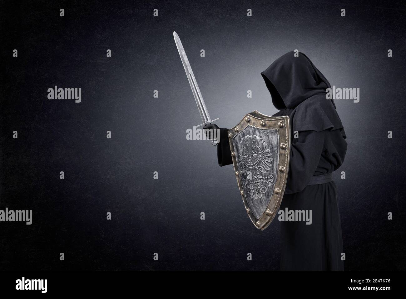 Medieval sword and shield hi-res stock photography and images - Alamy