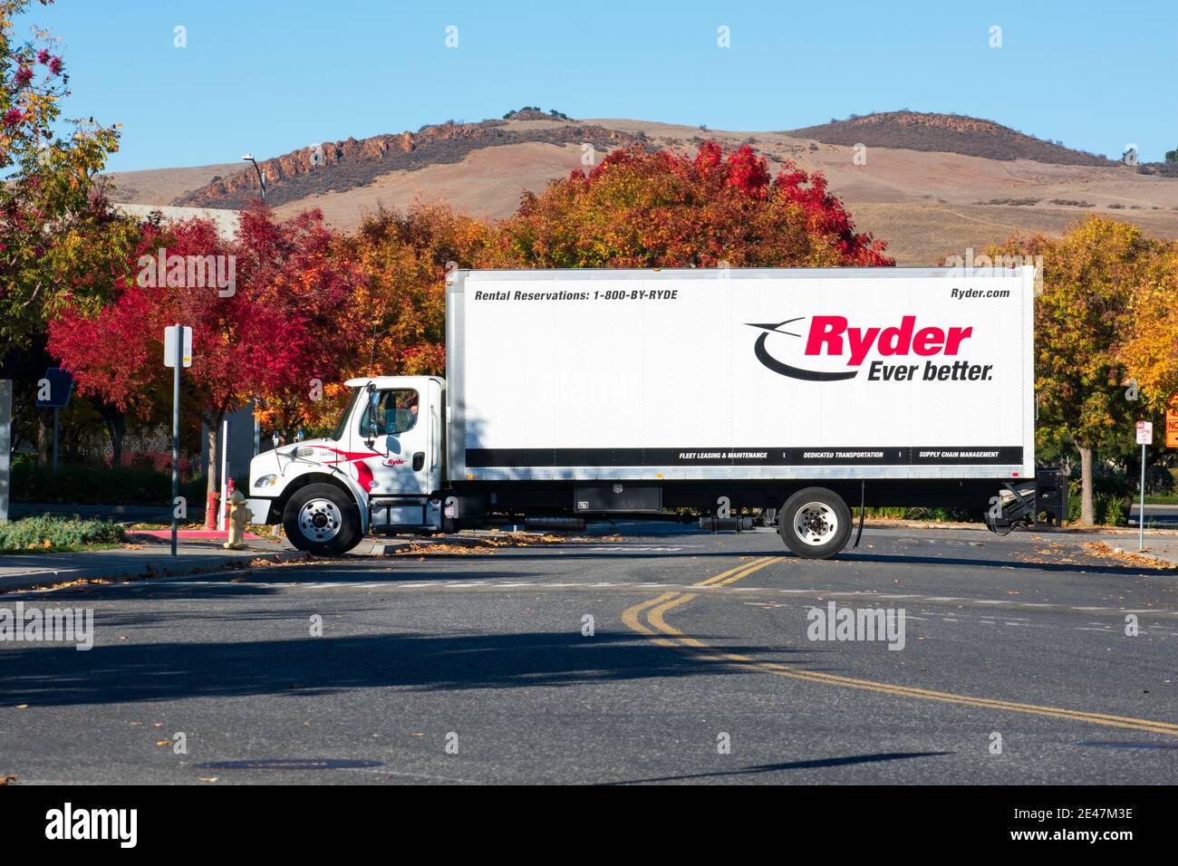 Ryder truck crossing the street. Ryder System, Inc. is an American provider of transportation and supply chain management products - San Jose, Califor Stock Photo